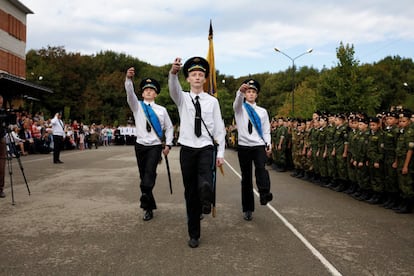 Estudiantes de la Escuela General de Cadetes Yermolov marchan con una bandera durante una ceremonia para conmemorar el comienzo del año escolar en la ciudad sureña de Stavropol, Rusia, 1 de septiembre de 2017.