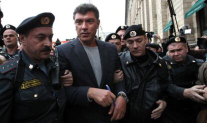 Momento en que la policía rusa arresta al opositor Boris Nemtsov durante una manifestación en Moscú