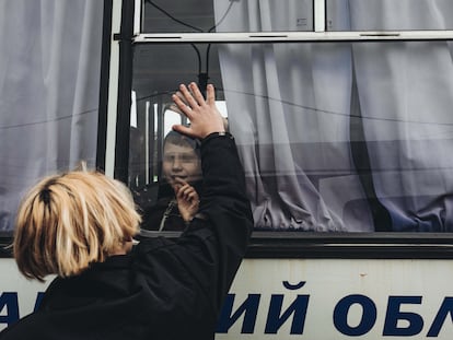 Un joven despide a un amigo desde fuera del autobús, a 24 de febrero de 2022, en Lisichansk, en la provincia de Lugansk, al este de Ucrania.