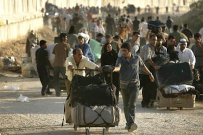 Centenares de palestinos consiguen entrar en Gaza después de que una explosión hiciera un agujero en el muro fronterizo en Rafah.