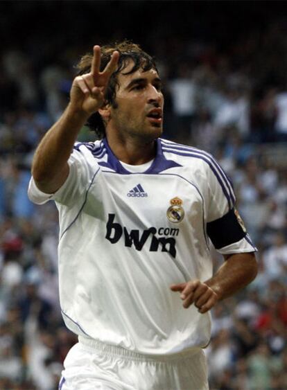 Raúl celebra un gol.