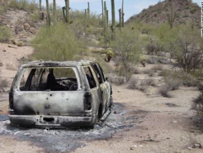 El coche calcinado donde se hallaron los cad&aacute;veres en el desierto.