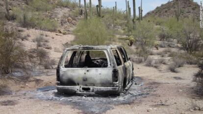 El coche calcinado donde se hallaron los cadáveres en el desierto.