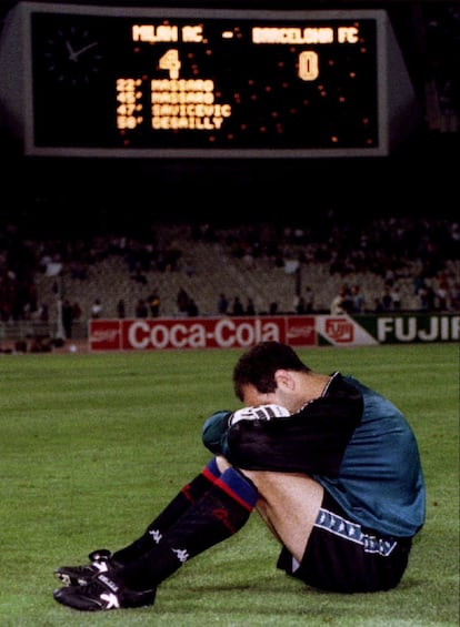 O goleiro do Barcelona, Andoni Zubizarreta, chora na grama depois de perder (4-0) para o Milan na final da Champions. A partida decisiva ocorreu em Atenas, em 1994.