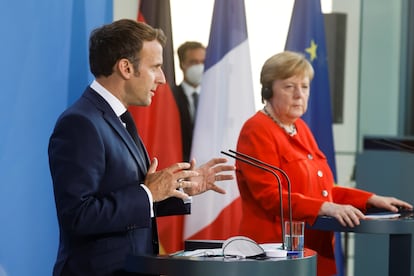 Emmanuel Macron e Angela Merkel dão declarações juntos em 18 de junho em Berlim.