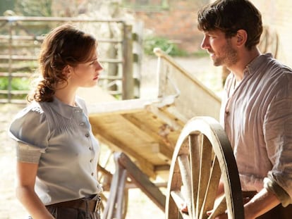 Lily James y Michiel Huisman, en el filme.