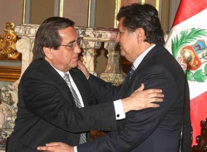 El presidente peruano, Alan García (derecha), saluda al ex jefe de Gabinete, Jorge del Castillo, tras aceptar la dimisión del Gobierno.