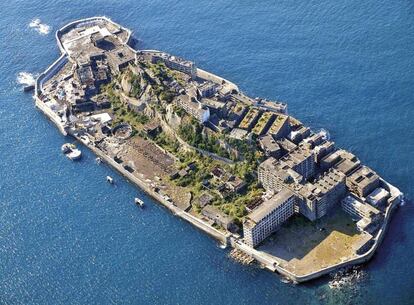 <strong>Lo que es.</strong> Un proyecto de minería explica esta isla-ciudad a 15 kilómetros de Nagasaki (Japón). En 1890, Mitsubishi compró esta "isla barco de guerra", como se llamó, y construyó viviendas para hospedar a 5.000 trabajadores que extraían carbón en unas minas cercanas. El auge del petróleo en los sesenta acarreó el declive del carbón y la isla se apagó. Se evacuó tan rápidamente que muchas pertenencias de sus habitantes permanecen todavía allí.
<strong>Lo que podría ser.</strong> A Adrián Lesmes, de CDP Arquitectos, esta isla le evoca la Ibiza de los sesenta y del festival Burning Man. "Esta isla-ciudad sería perfecta para albergar a gente creativa. En la explanada se proyectarían películas independientes y habría teatro al aire libre. Funcionaría el trueque y los productos básicos se comprarían con la venta de obras de arte y de las entradas de los visitantes", explica Lesmes.