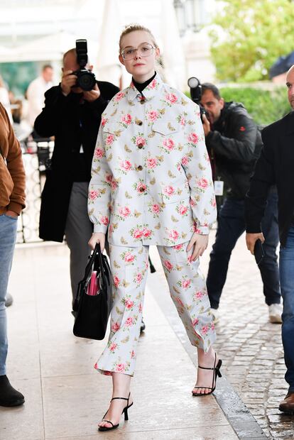 La salida del Hotel Martinez fue otro de los puntos donde más se han fotografiado los alabados estilismos de la actriz. En esta ocasión lleva un llamativo diseño estampado de Prada.