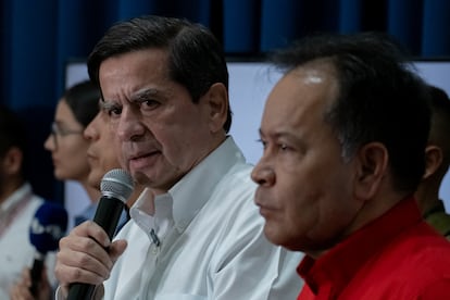 Juan Fernando Cristo durante una rueda de prensa sobre la situación del Catatumbo