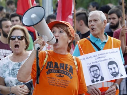 Protesta davant del Parlament per reclamar que es compleixi la Llei de Renda Garantida.