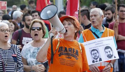 Protesta ante el Parlament para reclamar que se cumpla la Ley de Renta Garantizada.