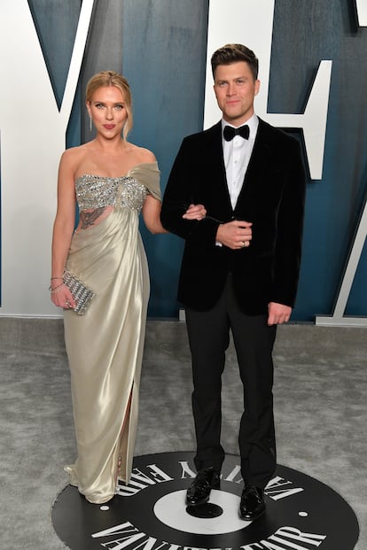 2020. El 9 de febrero de 2020, Scarlett Johansson asistió a la fiesta posterior a los Premios Oscar organizada por Vanity Fair luciendo un deslumbrante vestido de Oscar de la Renta. El diseño presentaba un top tipo bandeau adornado con pedrería, conectado a una falda de seda drapeada con una abertura lateral y un corte en la cintura que dejaba al descubierto su tatuaje en el torso. A sus sandalias plateadas Thyra Crystal Knot de Jimmy Choo y a su 'clutch' metálico de Judith Leiber Couture añadió un detalle más lujos aún: pendientes de diamantes de una colaboración entre Anita Ko y Forevermark, valorados en aproximadamente 2,1 millones de dólares.
