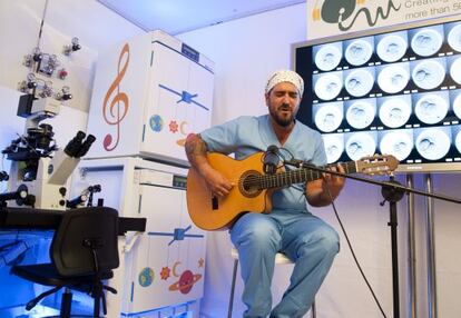 Antonio Orozco canta als embrions en un laboratori de reproducció assistida.