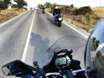 Moteros de la empresa SIETEMOTOS en la carretera que une Colmenar con Guadalix. 