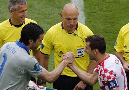 Howard Webb, atento al saludo inicial ante Buffon y Srna