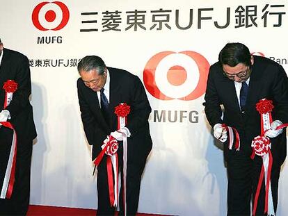 El presidente del Tokio-Mitsubishi UFJ, Kuroyanagi (izquierda), junto a dos directivos, presenta el nuevo banco.