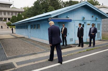 A las 15.30 hora coreana (8.30 hora española), en Panmunjom, la “aldea de la paz” en la frontera que ha visto celebrar más de 800 rondas de conversaciones entre las dos Coreas, Trump salió de la Casa de la Paz, en el Sur.