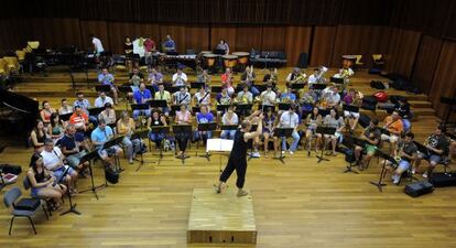 La Sedajazz Symphonic Wind Ensemble, que debutará el próximo sábado en el Palau de la Música, durante un ensayo.