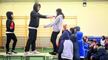 Representaci&oacute;n de la obra de teatro Sombra de oro, en el Instituto Gregorio Mara&ntilde;&oacute;n. 