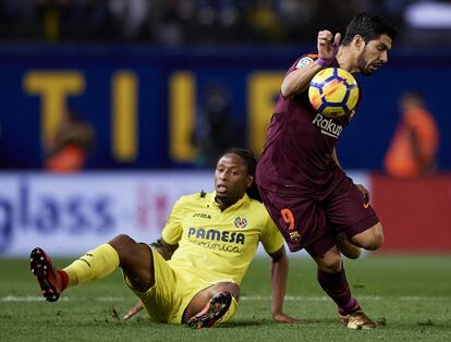 Ruben Borges Semedo, del Villarreal, compite por el balón con el delantero uruguayo del FC Barcelona, Luis Suárez.