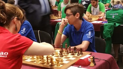 Pedro Ginés, el pasado agosto, durante su partida de la Liga Española con la campeona de España, Sabrina Vega, en Linares