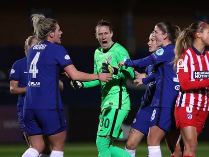 La portera del Chelsea, Ann-Katrin Berger, celebra con sus compañeras uno de los dos penaltis que paró este miércoles ante el Atlético.