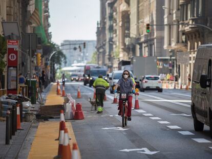 Obras en Via Laietana del nuevo carril bici.