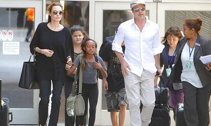 Angelina Jolie y Brad Pitt y algunos de sus hijos.