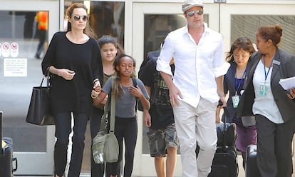 Angelina Jolie y Brad Pitt y algunos de sus hijos.