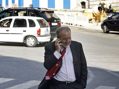 Solbes pasea junto al Congreso al día siguiente de renunciar.