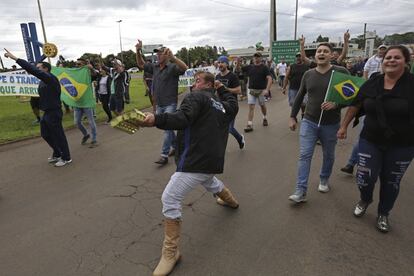 Manifestantes arremessam ovos na caravana do ex-presidente Lula em São Miguel do Oeste, Santa Catarina, neste domingo. Ele chamou os agressores de "fascistas".  