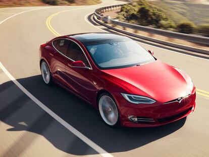 Tesla aumenta la autonomía de sus coches a distancia para escapar del huracán