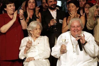 De izquierda a derecha, sentadas, Ana María Matute y Carmen Balcells; detrás, Ana María Moix, Rosa Montero, Sergio Vila-Sanjuán, comisario del año del libro, y Luisa Cuerda junto a otros asistentes a <i>Cumplelibros 2005.</i>