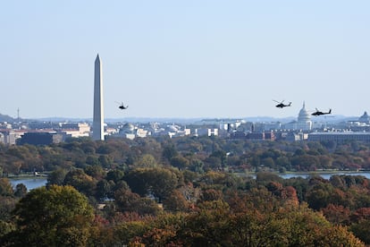 Varios helicópteros sobrevuelan Washington en noviembre de 2021.