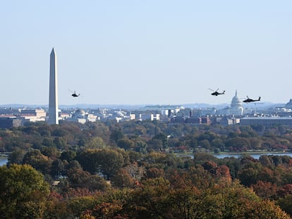 Varios helicópteros sobrevuelan Washington en noviembre de 2021.