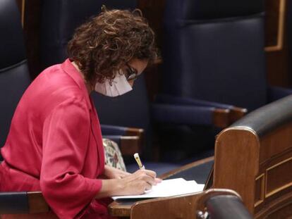 La ministra de Hacienda, María Jesús Montero, en su escaño en el Congreso-