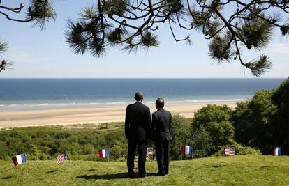 Hollande y Obama, contempla la playa de Omaha Beach, durante los actos del 70 aniversario del Desembarco de Normand&iacute;a (Francia). 