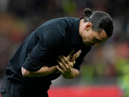 Zlatan Ibrahimovic se despide de la afición del Milan.