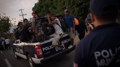 Um grupo de migrantes é levado pela Polícia Municipal em Chiapas.