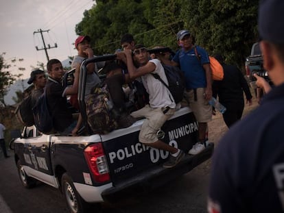 Un grupo de migrantes es trasladado por la Policía Municipal en Chiapas.