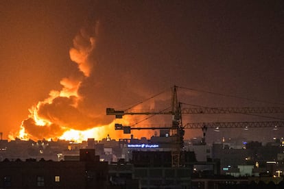 El incendio y la gran humareda tras el ataque a la refinería Aramco, en Jeddah, cerca del circuito Corniche.