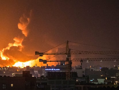 El incendio y la gran humareda tras el ataque a la refinería Aramco, en Jeddah, cerca del circuito Corniche.