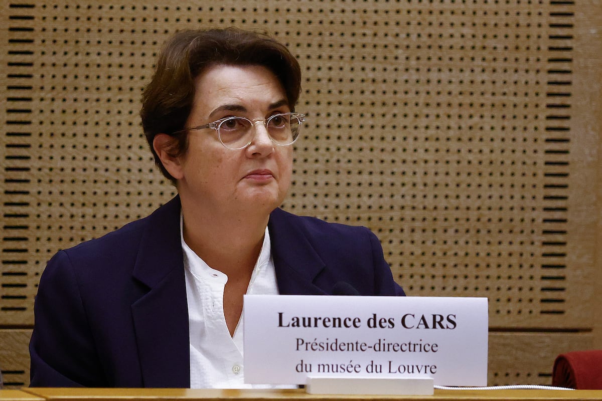 ルーブル美術館の館長、フランス王冠の宝石盗難による危機を受け辞任 |文化