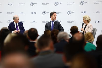 La presidenta de la Comisión Europea, Ursula von der Leyen, habla con el primer ministro de Países Bajos, Mark Rutte, y el primer ministro noruego, Jonas Gahr Store, este sábado durante la Conferencia de Seguridad de Múnich.