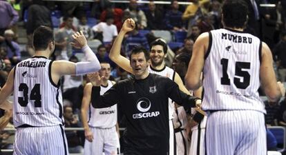 Los jugadores del Gescrap Bilbao celebran su pase a la siguiente fase de la Euroliga, a la finalizaci&oacute;n del encuentro ante Unicaja.