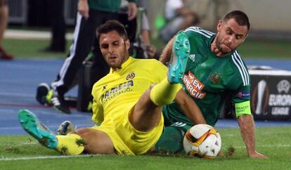 V&iacute;ctor Ruiz y Hofmann pugnan por el bal&oacute;n.