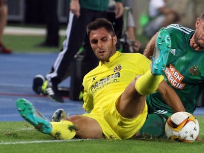 V&iacute;ctor Ruiz y Hofmann pugnan por el bal&oacute;n.