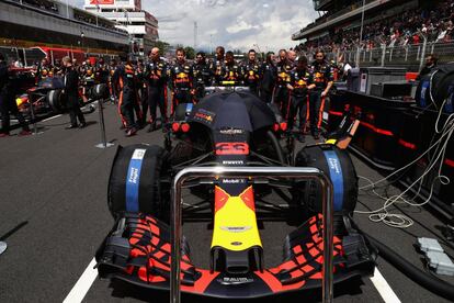 El equipo de Max Verstappen se preparan en la parrilla antes del Gran Premio de España, el 13 de mayo de 2018.