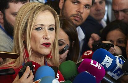 Cristina Cifuentes atiende a la prensa en la Convención del Partido Popular del domingo 7 de abril.